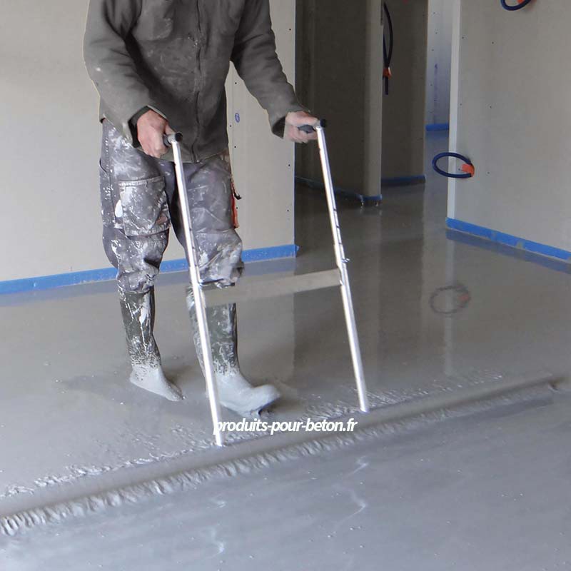 Barre à débuller en acier pour chape béton liquide action