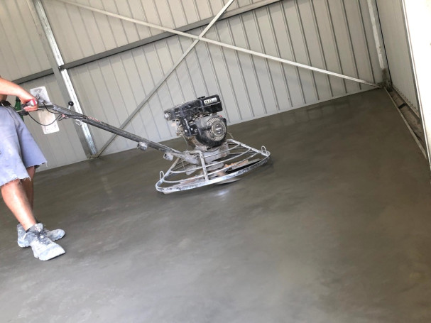 Lissage-mécanique-quartz-dallage-industriel-gris