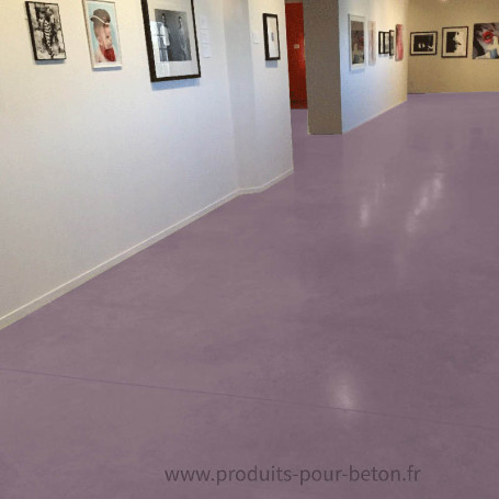 sol en béton quartz lie de vin