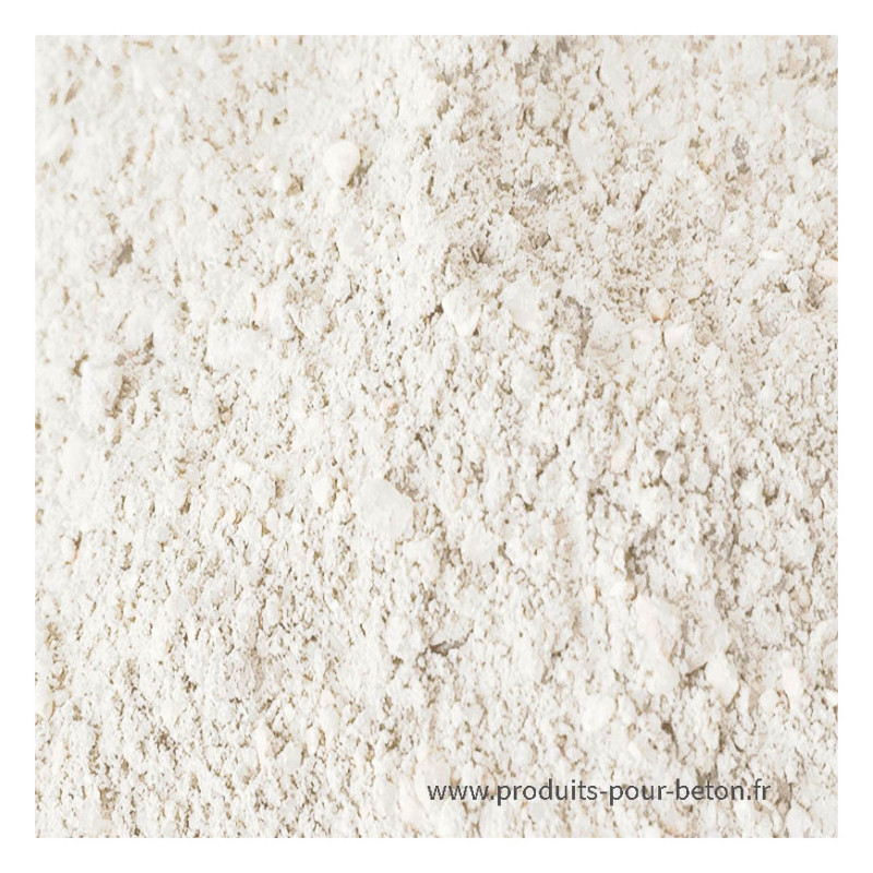 Poudre de quartz pour sol en béton ciré beige.