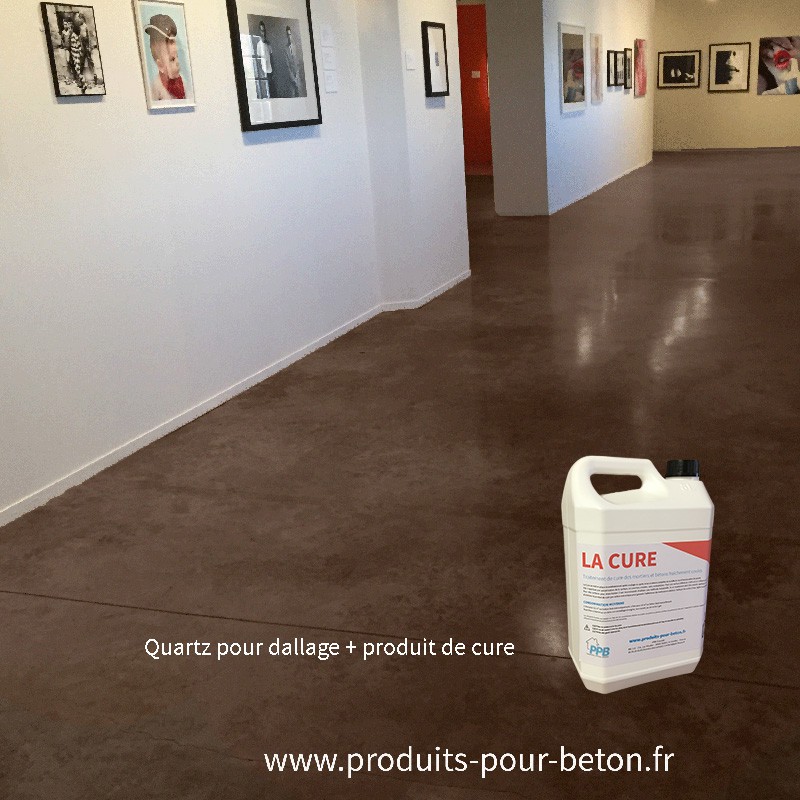 Quartz dallage plus produit de cure couleur marron.