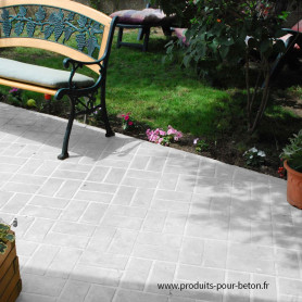 Sol en béton décoratif gris clair.