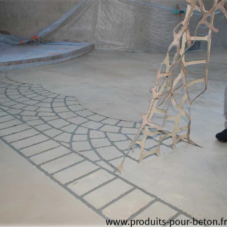 Retrait du pochoir pour béton imprimé